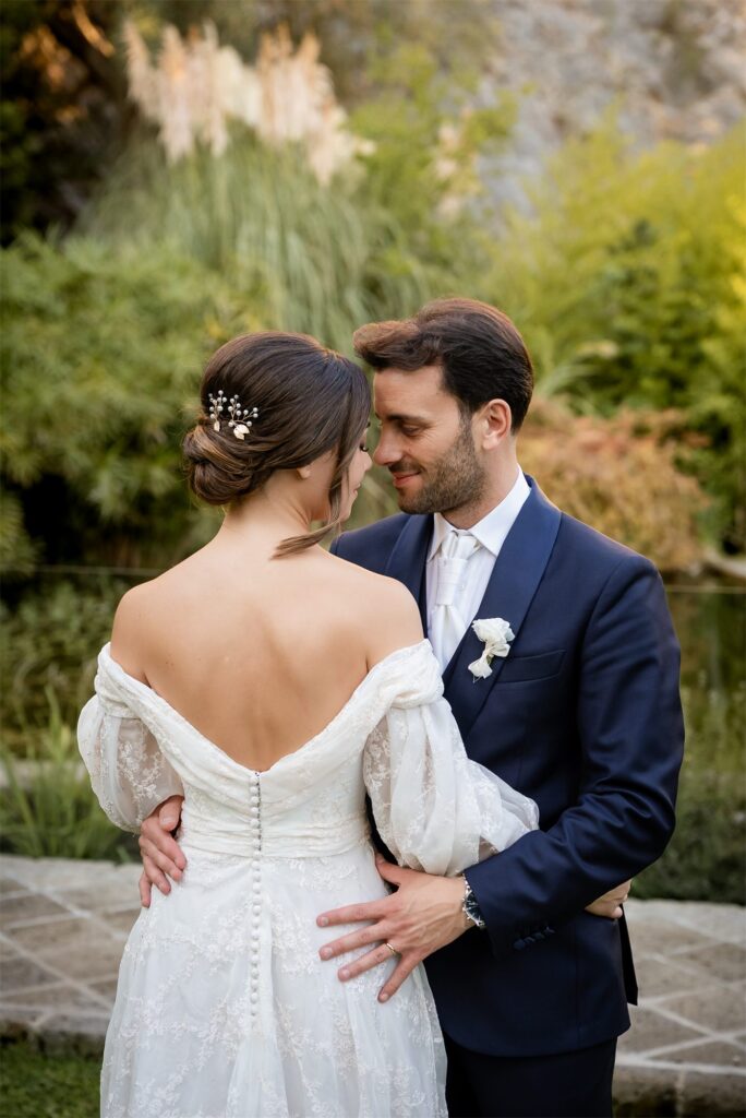 Foto di coppia di Antonio e Giulia nel giardino di Villa Althea, Bellona