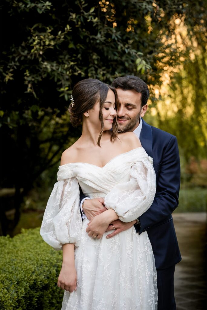 Foto di coppia di Antonio e Giulia nel giardino di Villa Althea, Bellona