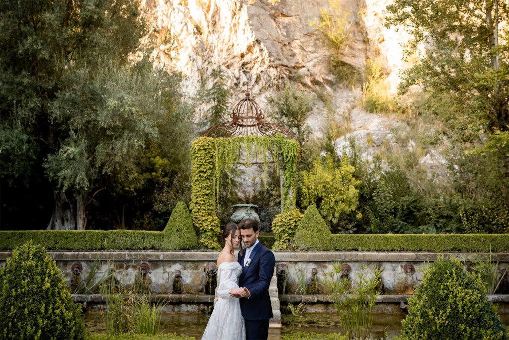 Foto di coppia di Antonio e Giulia nel giardino di Villa Althea, Bellona