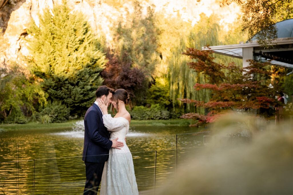 Foto di coppia di Antonio e Giulia nel giardino di Villa Althea, Bellona