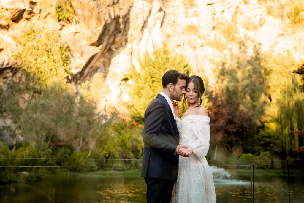 Foto di coppia di Antonio e Giulia nel giardino di Villa Althea, Bellona