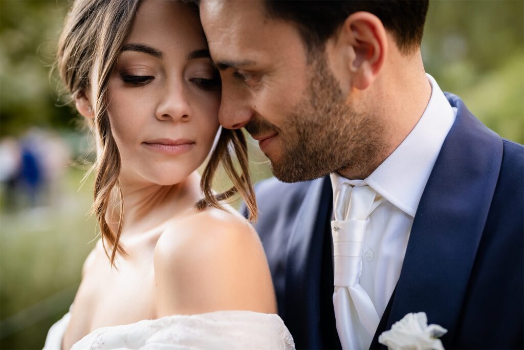 Foto di coppia di Antonio e Giulia nel giardino di Villa Althea, Bellona