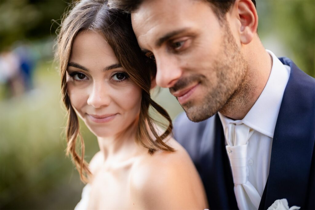 Foto di coppia di Antonio e Giulia nel giardino di Villa Althea, Bellona