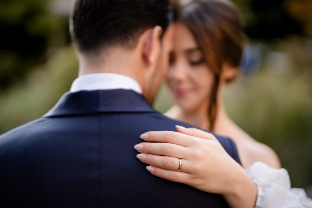 Foto di coppia di Antonio e Giulia nel giardino di Villa Althea, Bellona