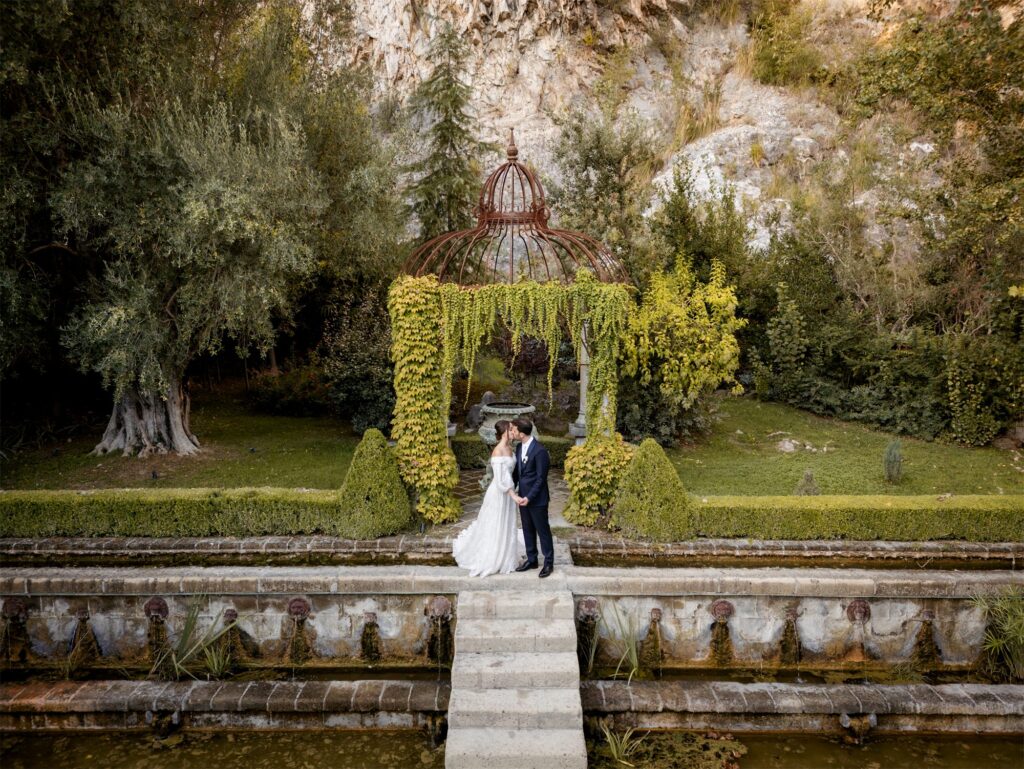 Foto di coppia di Antonio e Giulia nel giardino di Villa Althea, Bellona
