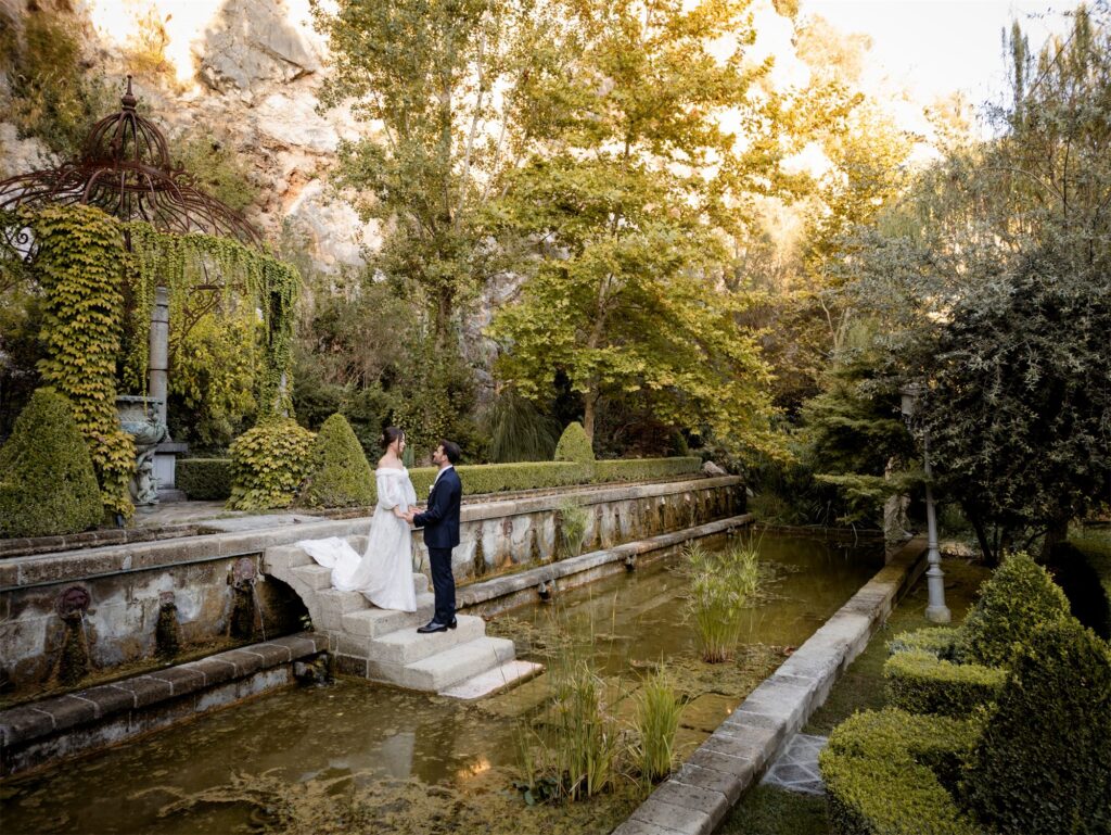 Foto di coppia di Antonio e Giulia nel giardino di Villa Althea, Bellona
