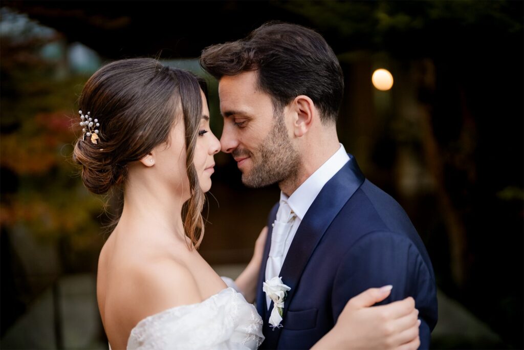Foto di coppia di Antonio e Giulia nel giardino di Villa Althea, Bellona