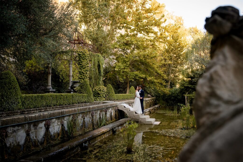 Antonio e Giulia, sposi, nel giardino di Villa Althea a Bellona