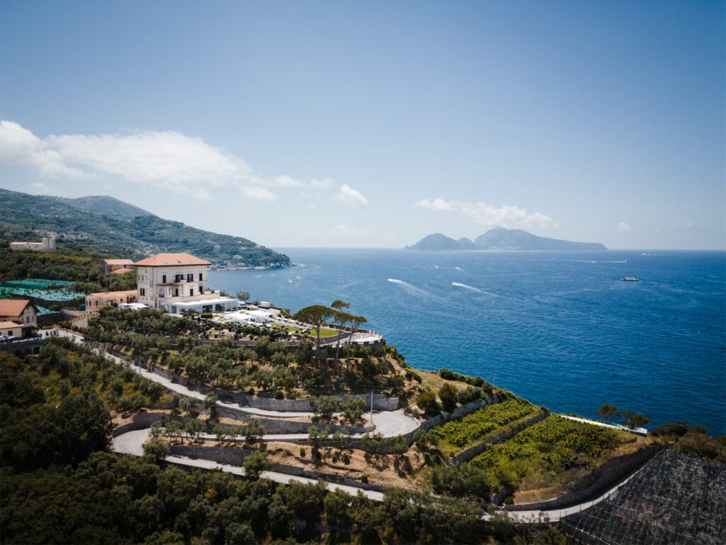Veduta aerea di Villa Angelina a Massa Lubrense sul mare di Sorrento