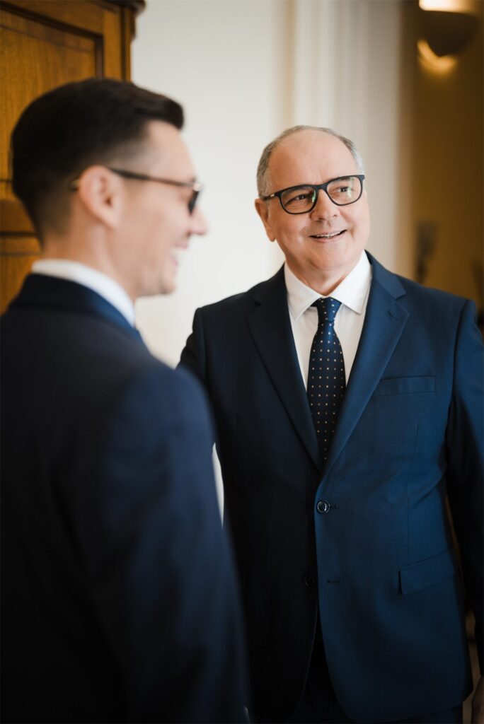 Daniele sorride con il papà durante la vestizione