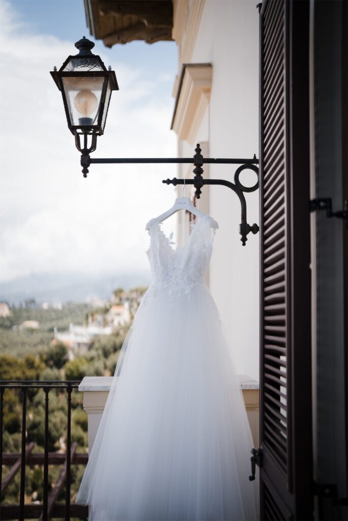 L'abito di Beatrice appeso al balcone di Villa Angelina