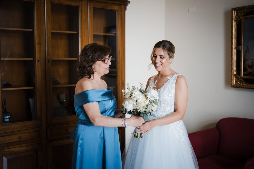 Beatrice abbraccia la mamma di Daniele prima della cerimonia