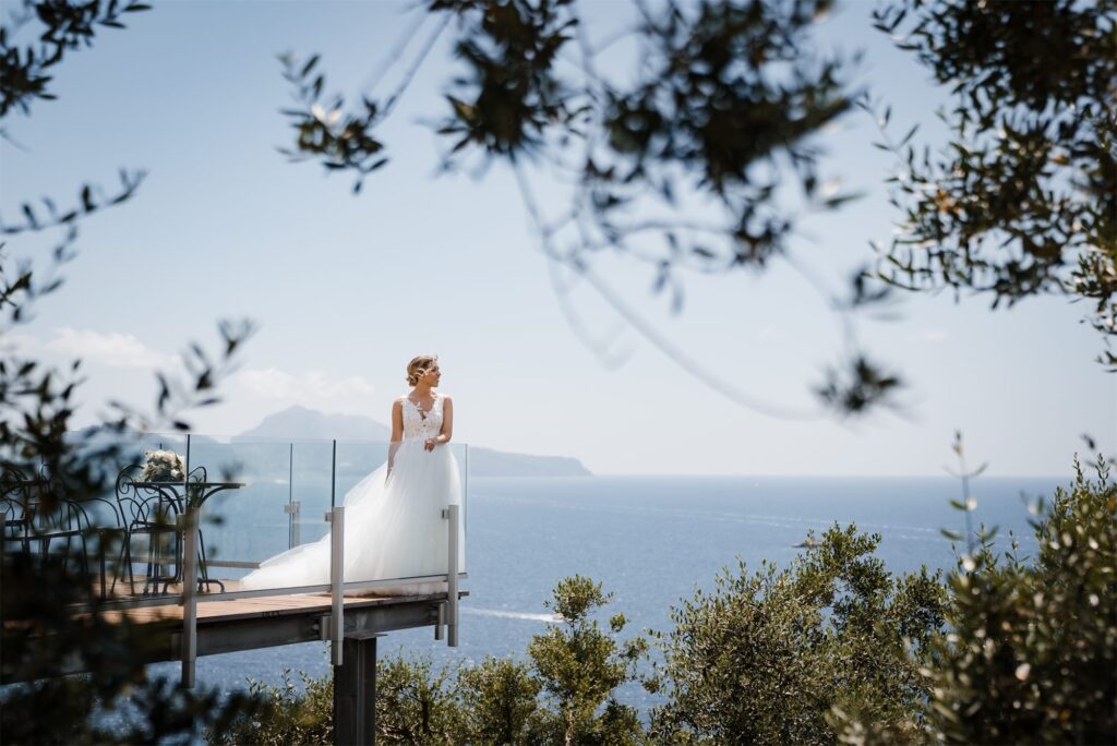 Beatrice sulla terrazza di legno sopra il mare di Massa Lubrense