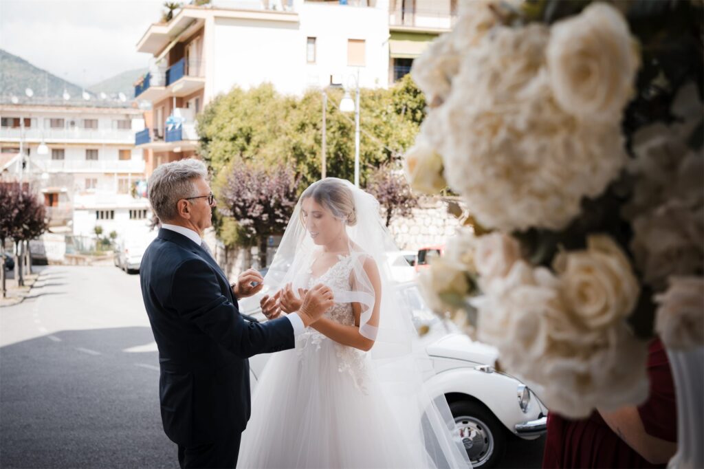 Il papà accompagna Beatrice davanti alla chiesa