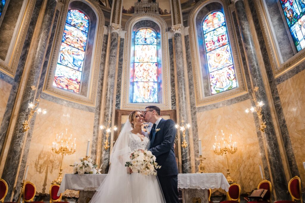 Il bacio degli sposi all'altare