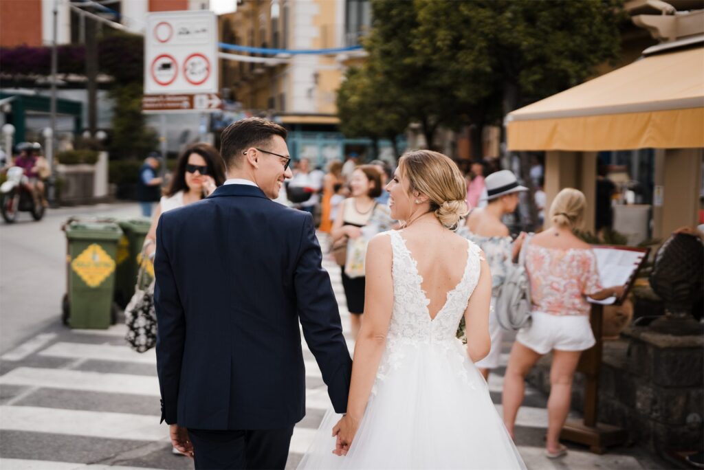 Daniele e Beatrice passeggiano nel centro di Sorrento