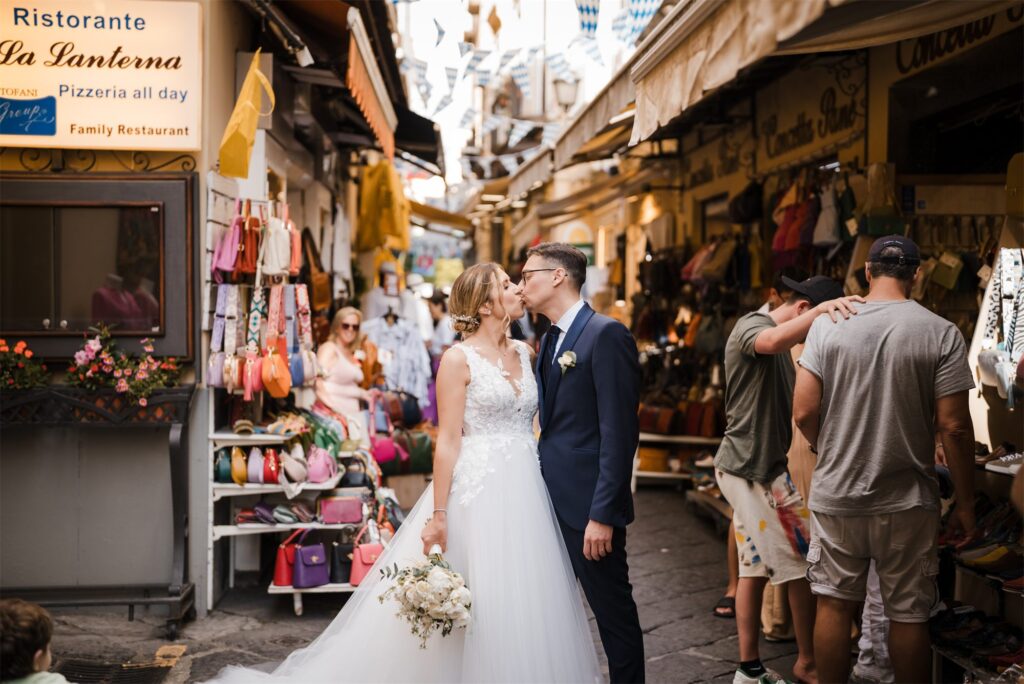 Daniele e Beatrice tra le botteghe del centro storico di Sorrento