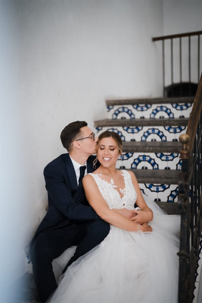 Daniele e Beatrice seduti su una scalinata di maioliche a Sorrento