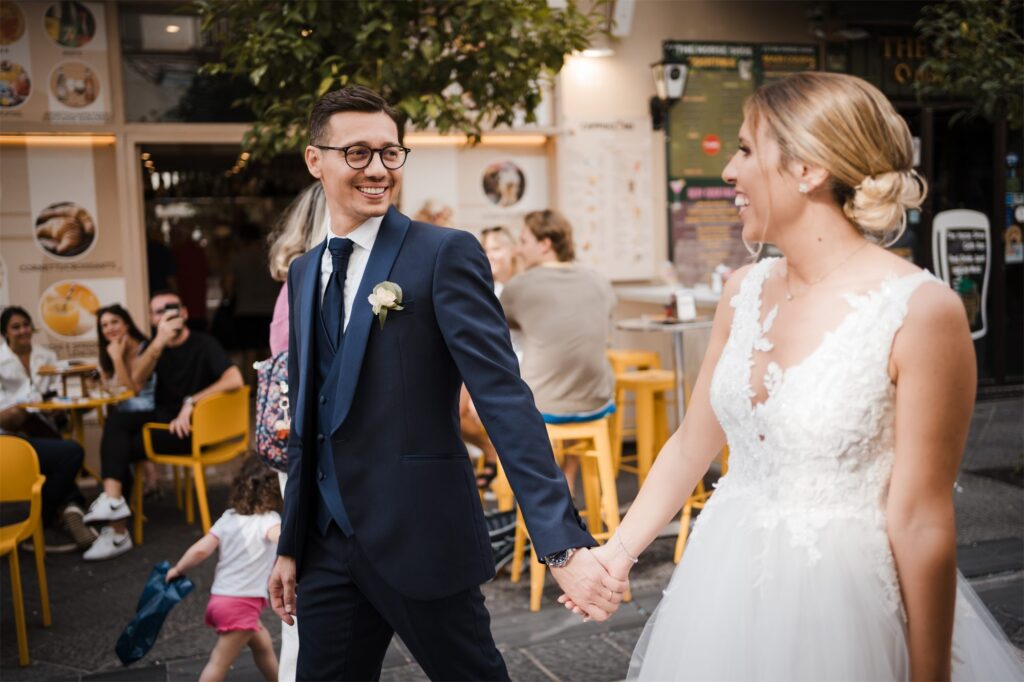Daniele e Beatrice passeggiano mano nella mano a Sorrento