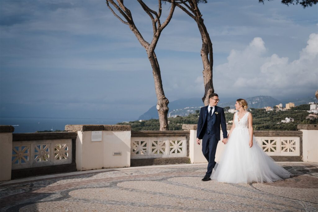 Daniele e Beatrice passeggiano tra i pini a Villa Angelina