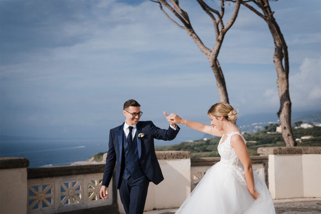Daniele fa girare Beatrice sulla terrazza di Villa Angelina