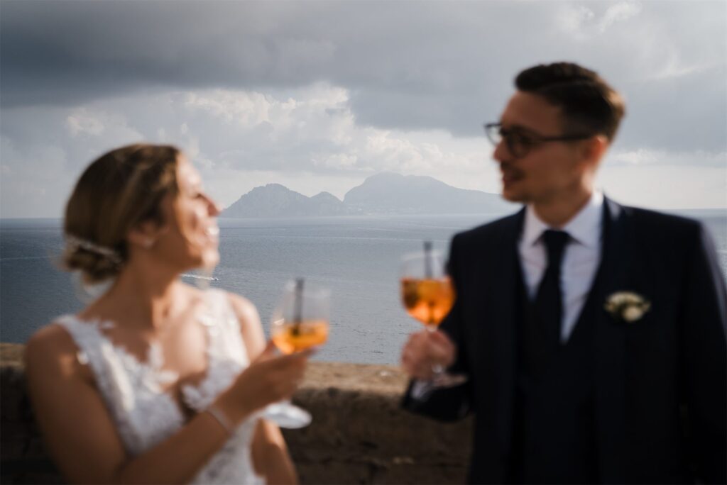 Il brindisi degli sposi con vista su Capri