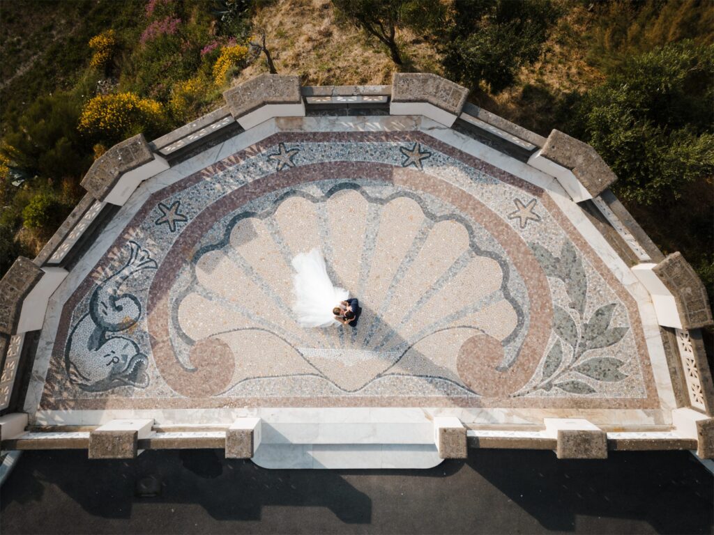 Beatrice sul mosaico a conchiglia di Villa Angelina vista dall'alto
