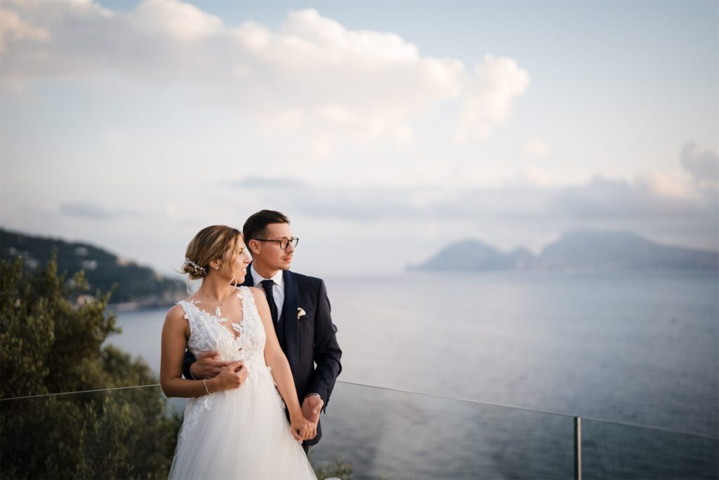 Daniele e Beatrice sul mare di Massa Lubrense con Capri sullo sfondo