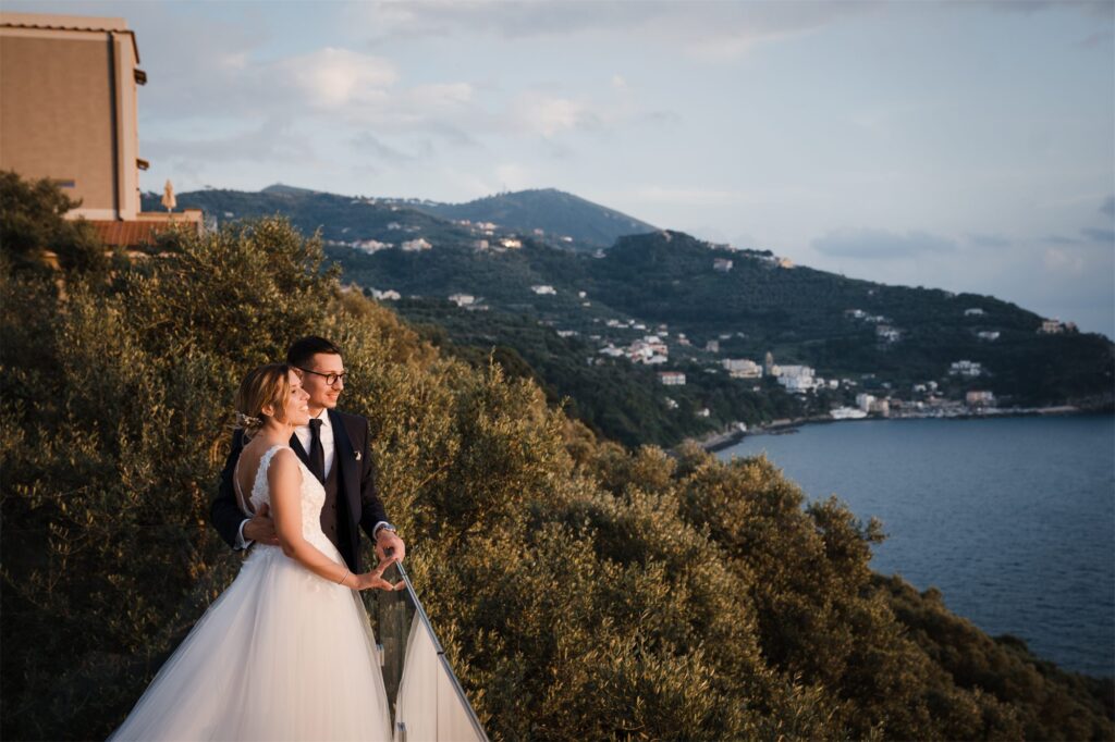 Gli sposi sulla costa di Massa Lubrense al tramonto