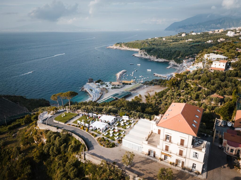 Veduta aerea di Villa Angelina e del giardino del ricevimento