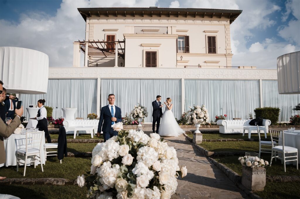 Gli sposi nel giardino di Villa Angelina tra gli ospiti