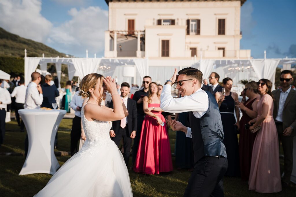Gli sposi ballano in giardino con gli ospiti