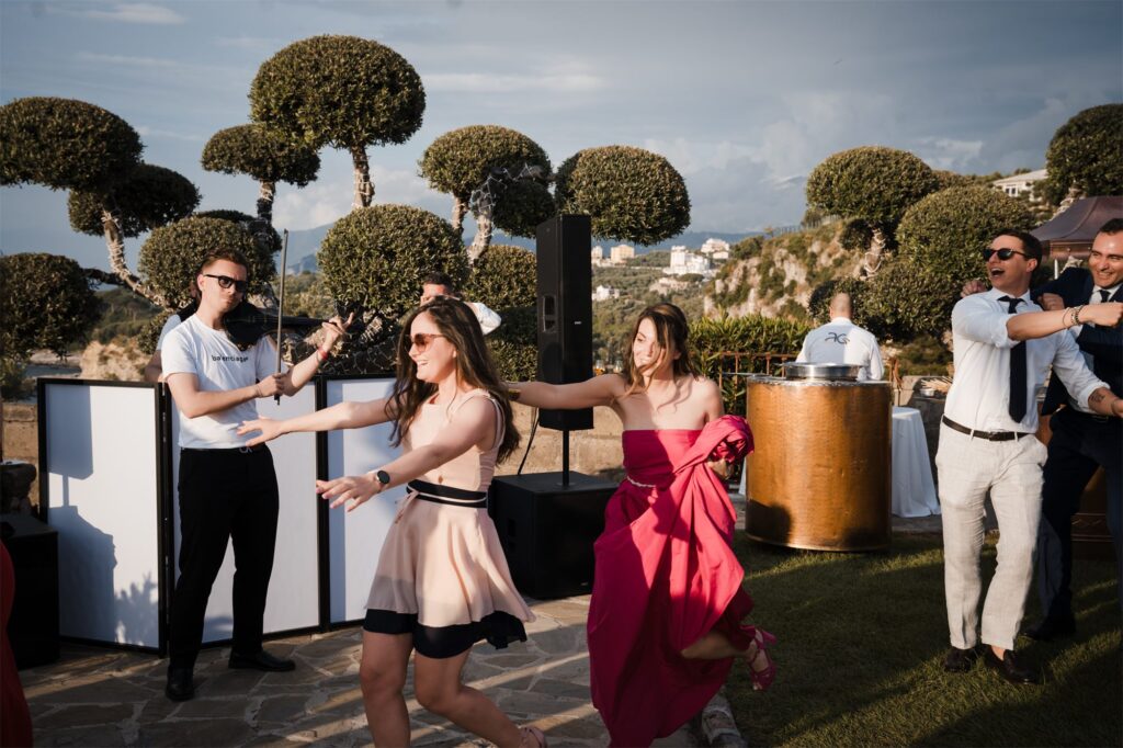 Gli invitati ballano sotto gli alberi di Villa Angelina