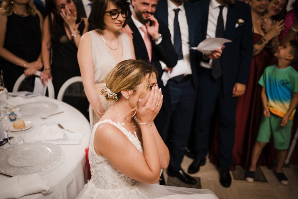 Beatrice si commuove durante i discorsi