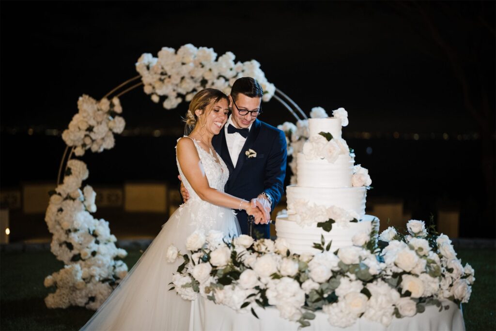 Il taglio della torta nuziale a Villa Angelina