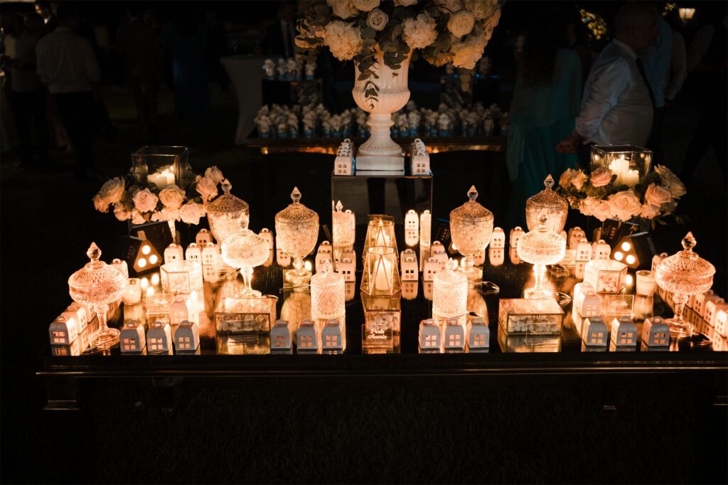 La tavola dei dolci illuminata di notte a Villa Angelina