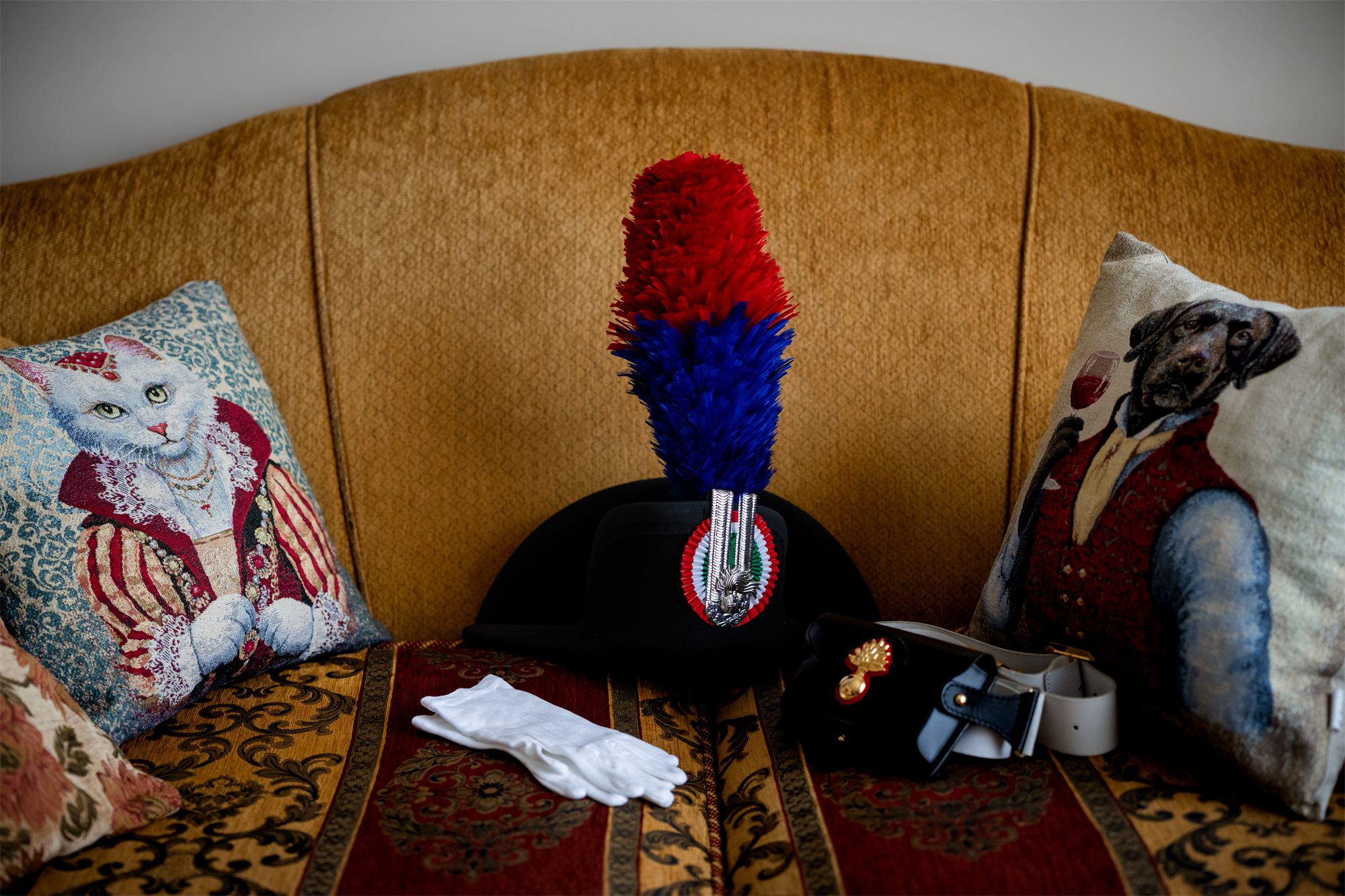 Il cappello da carabiniere dello sposo, pronto per la cerimonia a Marcianise