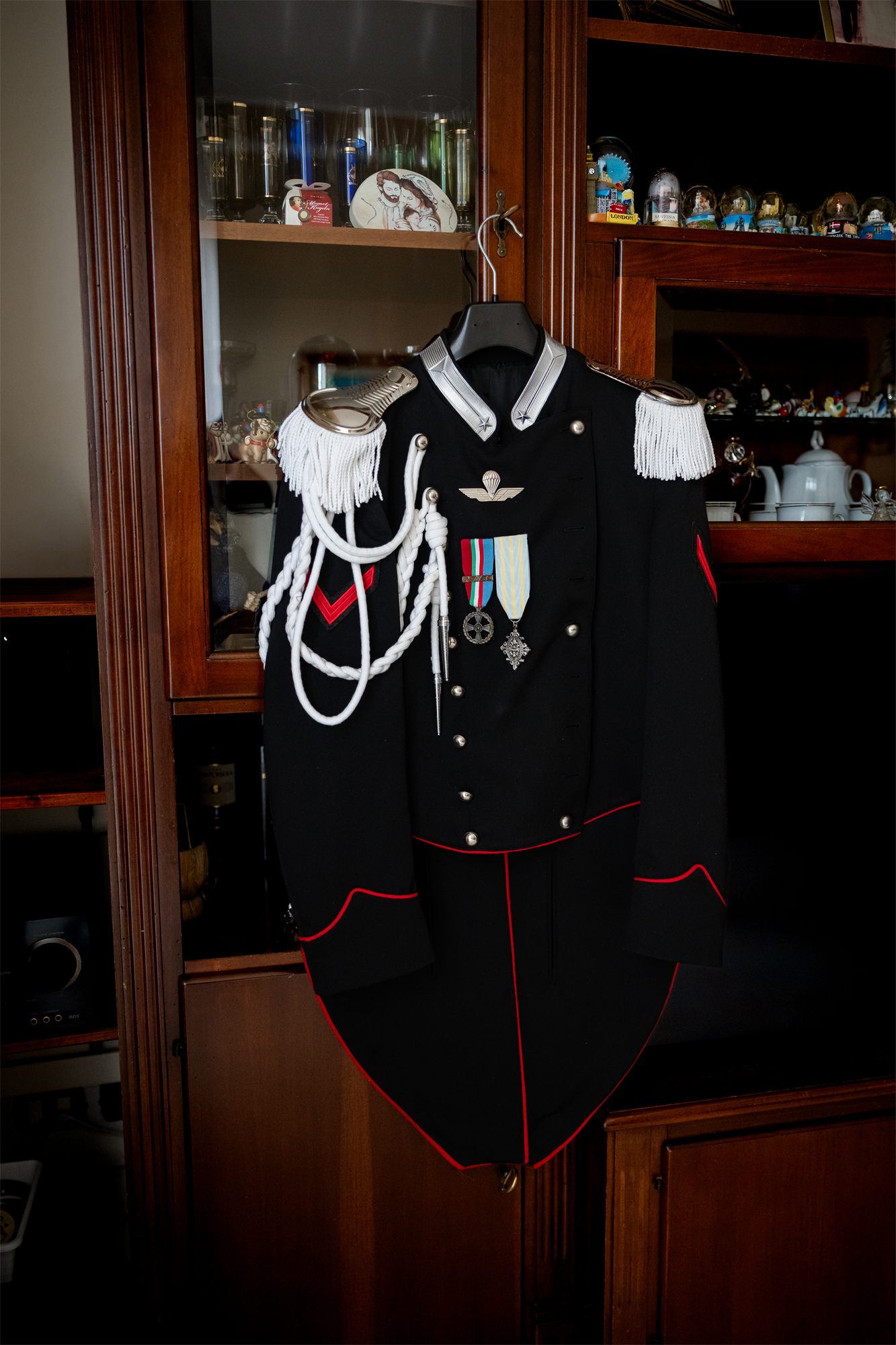 L'uniforme da carabiniere dello sposo appesa prima del matrimonio