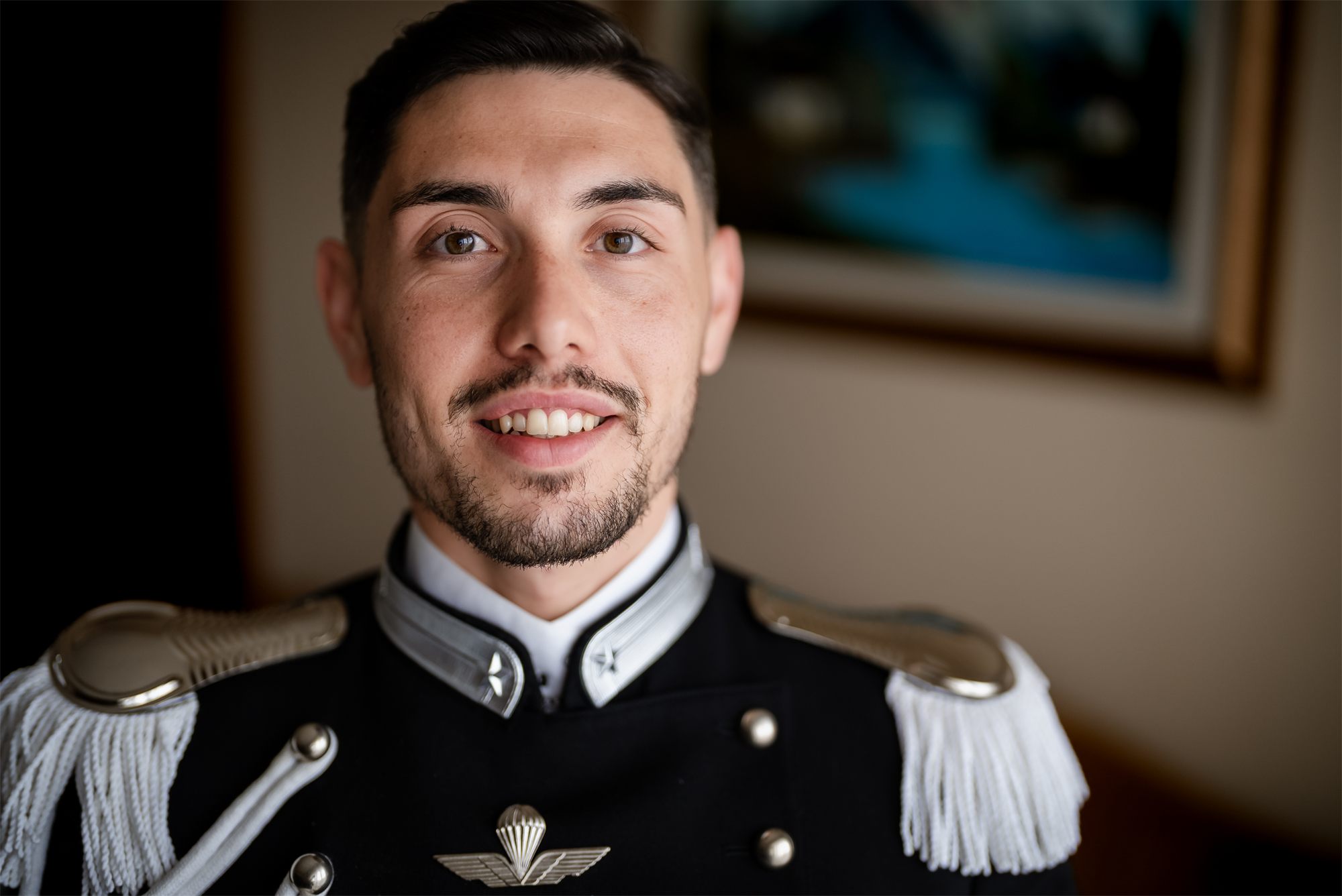 Ritratto sorridente dello sposo in uniforme da carabiniere