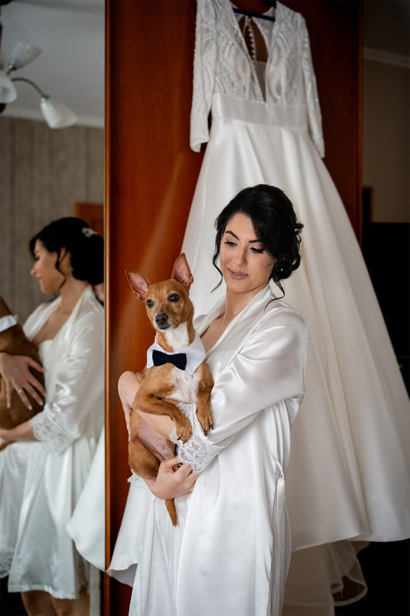 La sposa con il cagnolino davanti all'abito, nei preparativi a Capodrise
