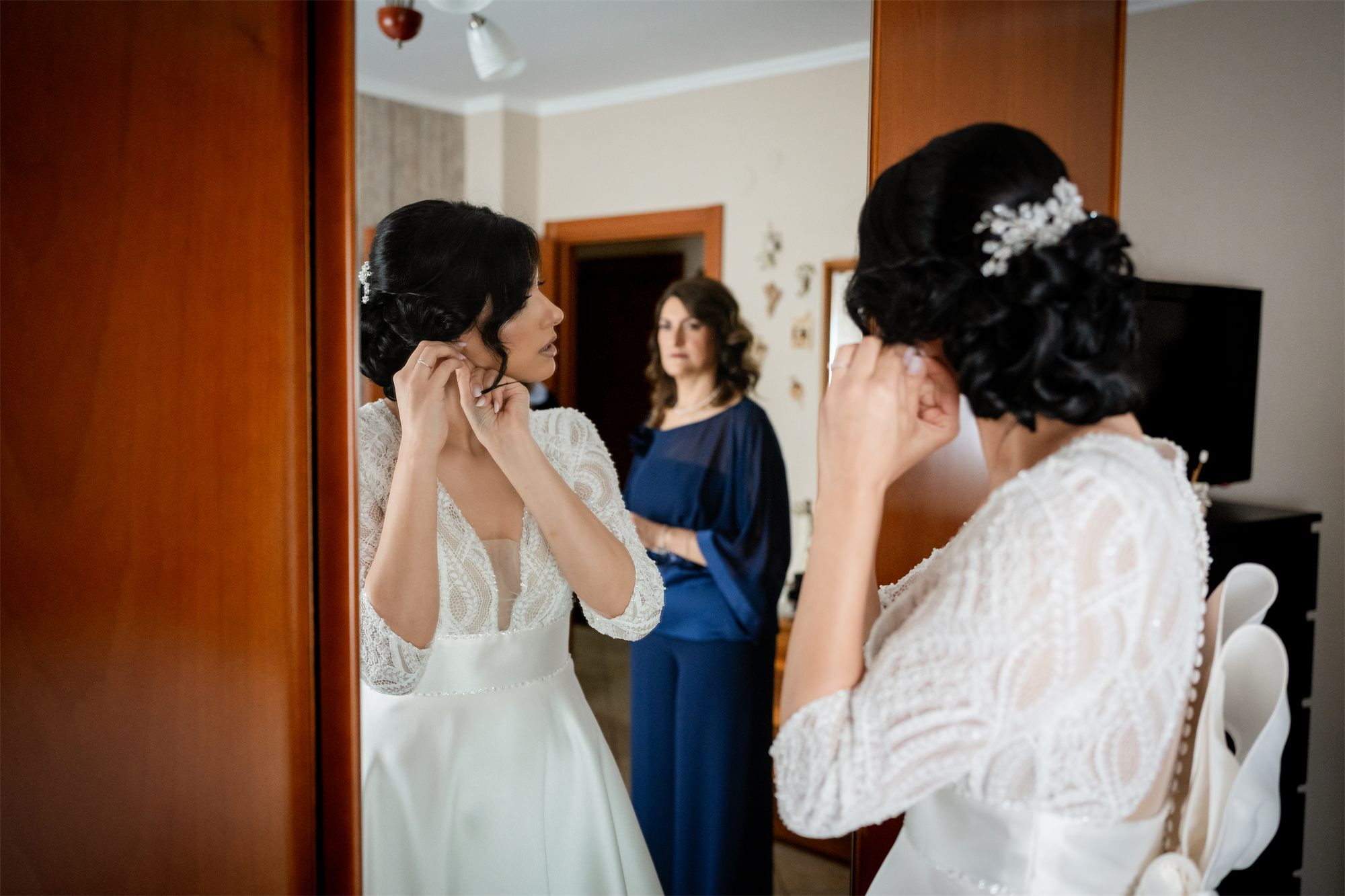 La sposa si prepara con la mamma accanto, tra emozione e orecchini