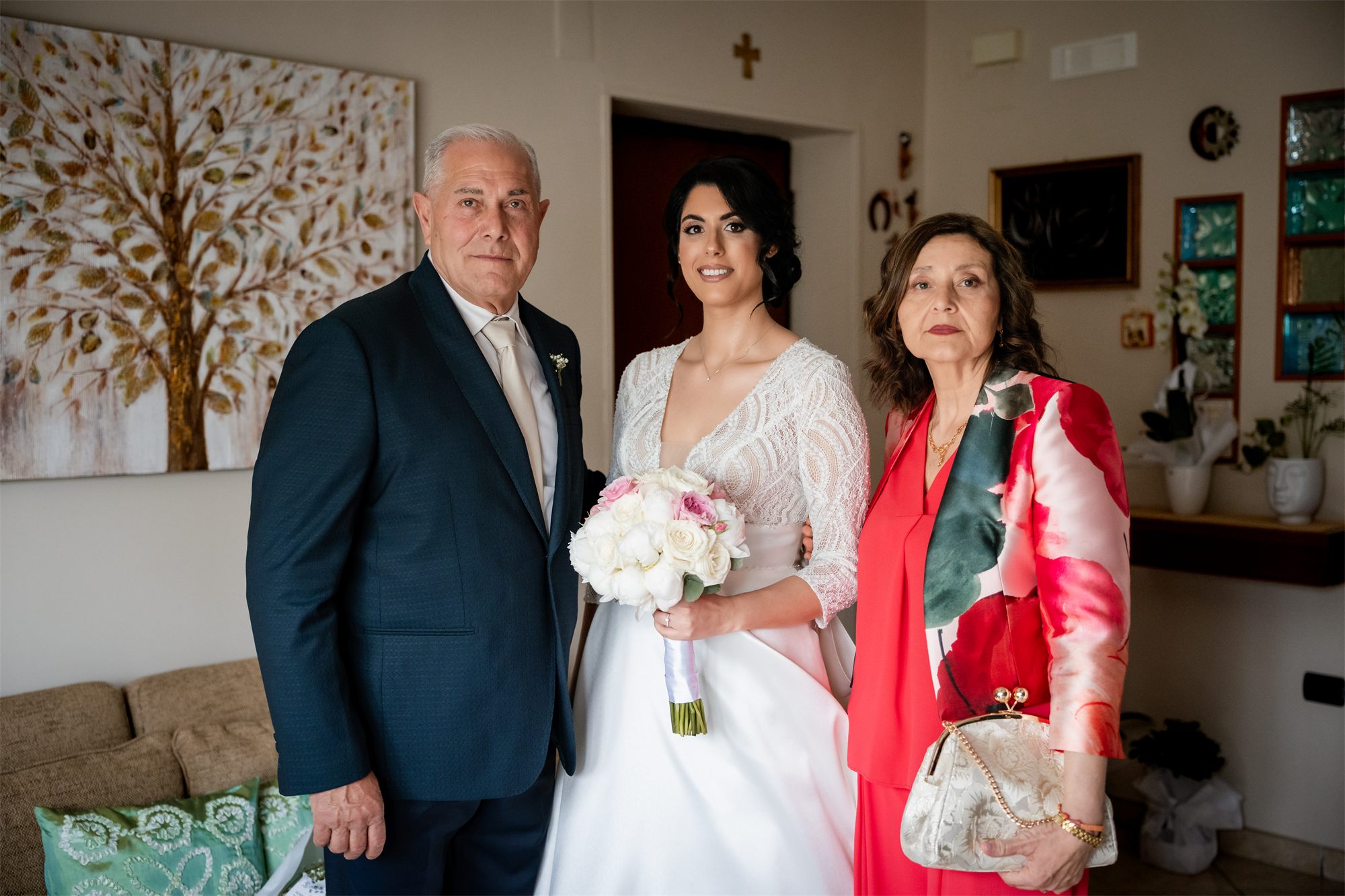 La sposa con mamma e papà prima di partire per la chiesa