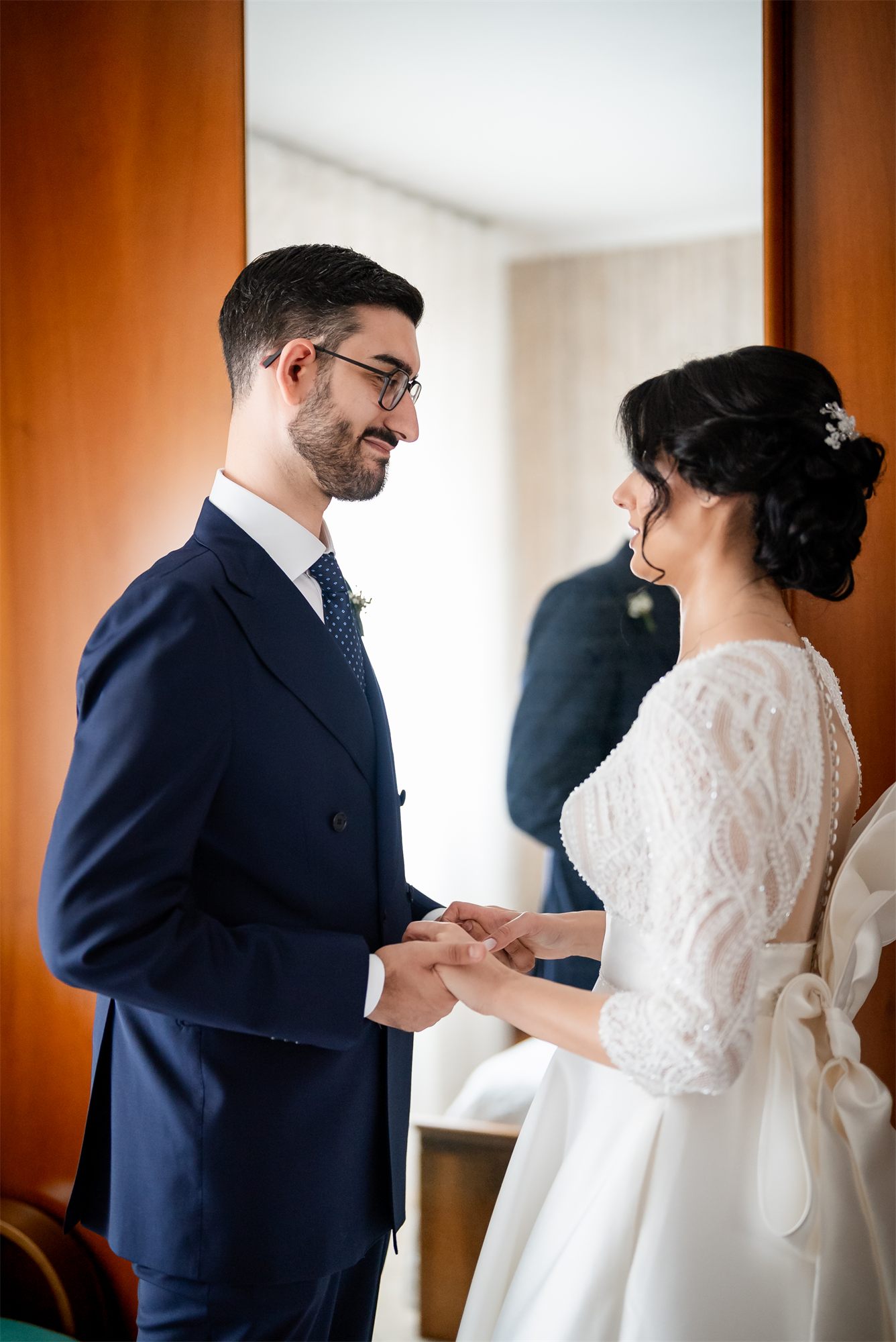 Un momento di emozione in famiglia durante i preparativi della sposa