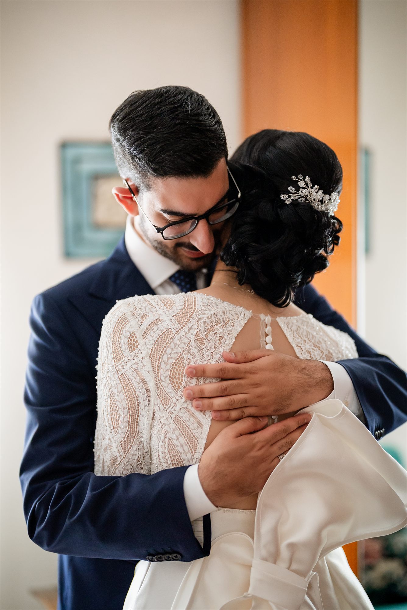 Un abbraccio durante i preparativi della sposa
