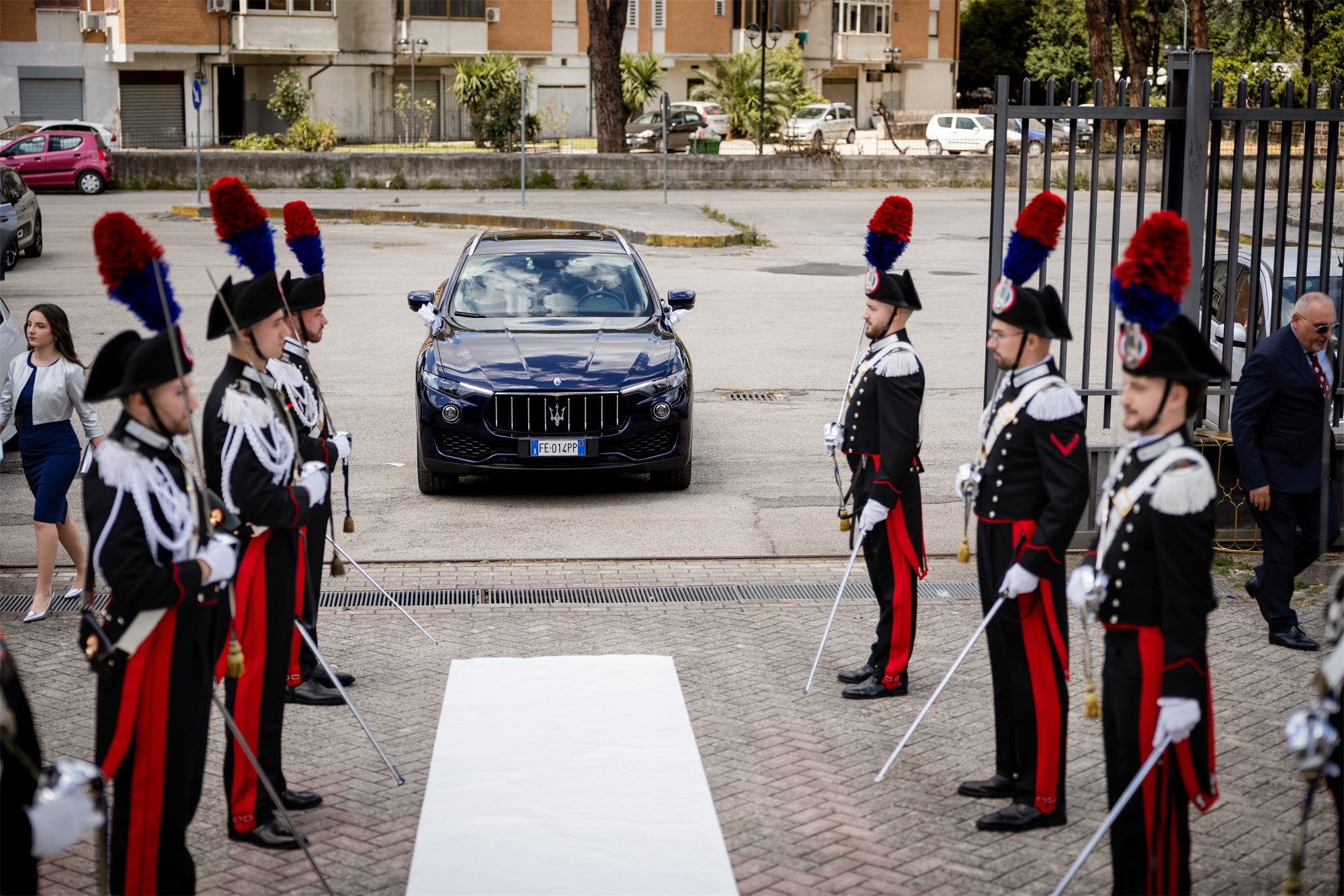 Il picchetto d'onore dei carabinieri davanti alla chiesa di Marcianise