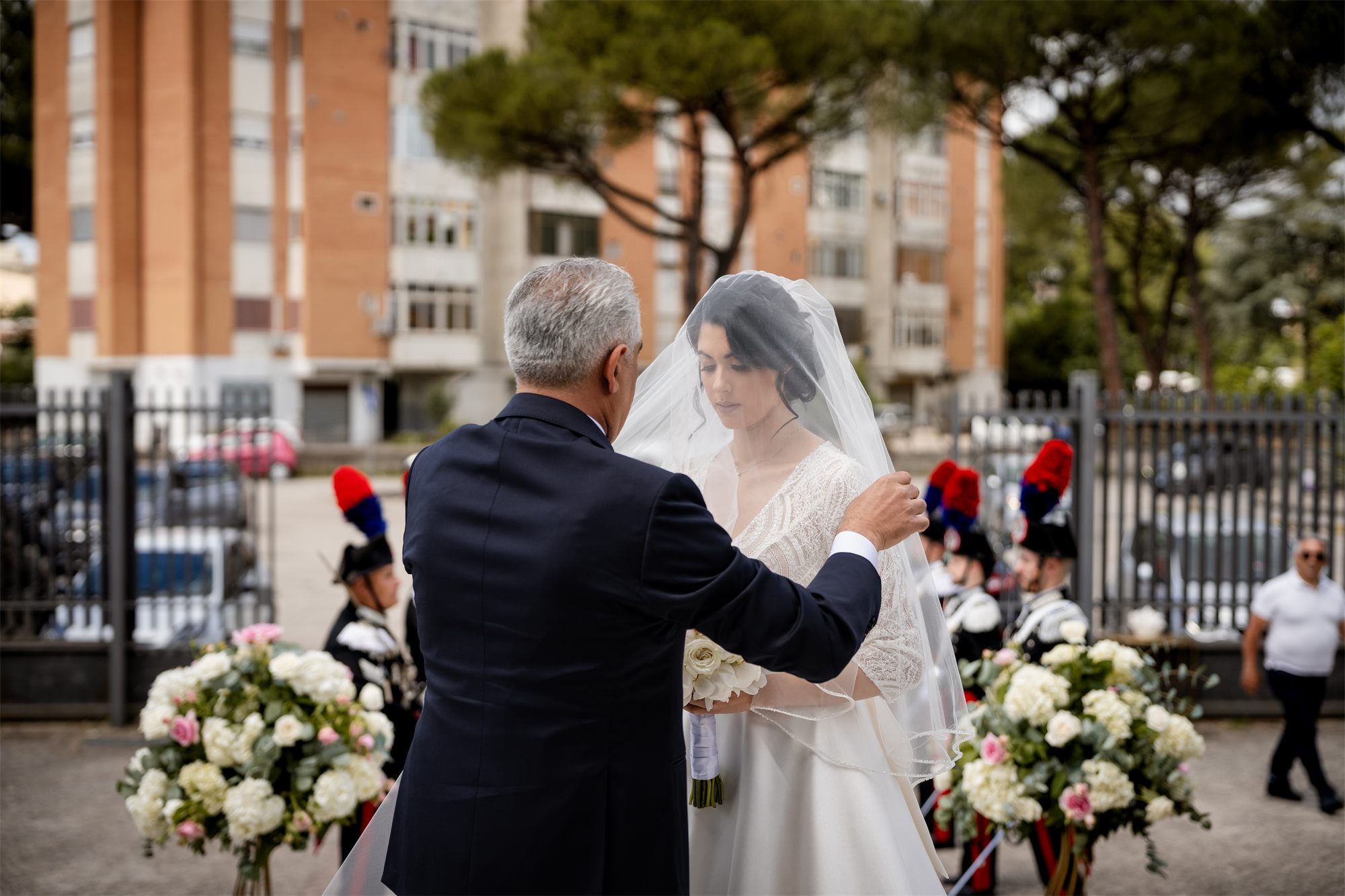 Il papà accompagna la sposa verso l'ingresso della chiesa, a Marcianise
