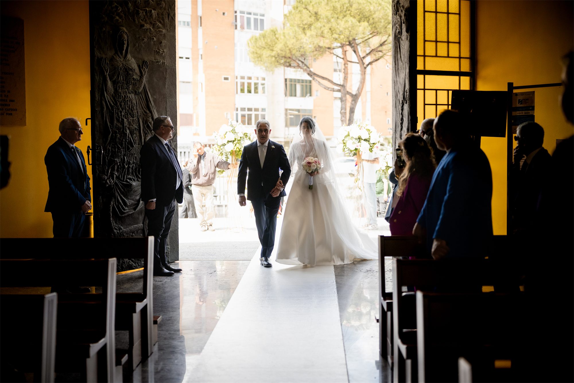 L'ingresso della sposa in chiesa, in controluce