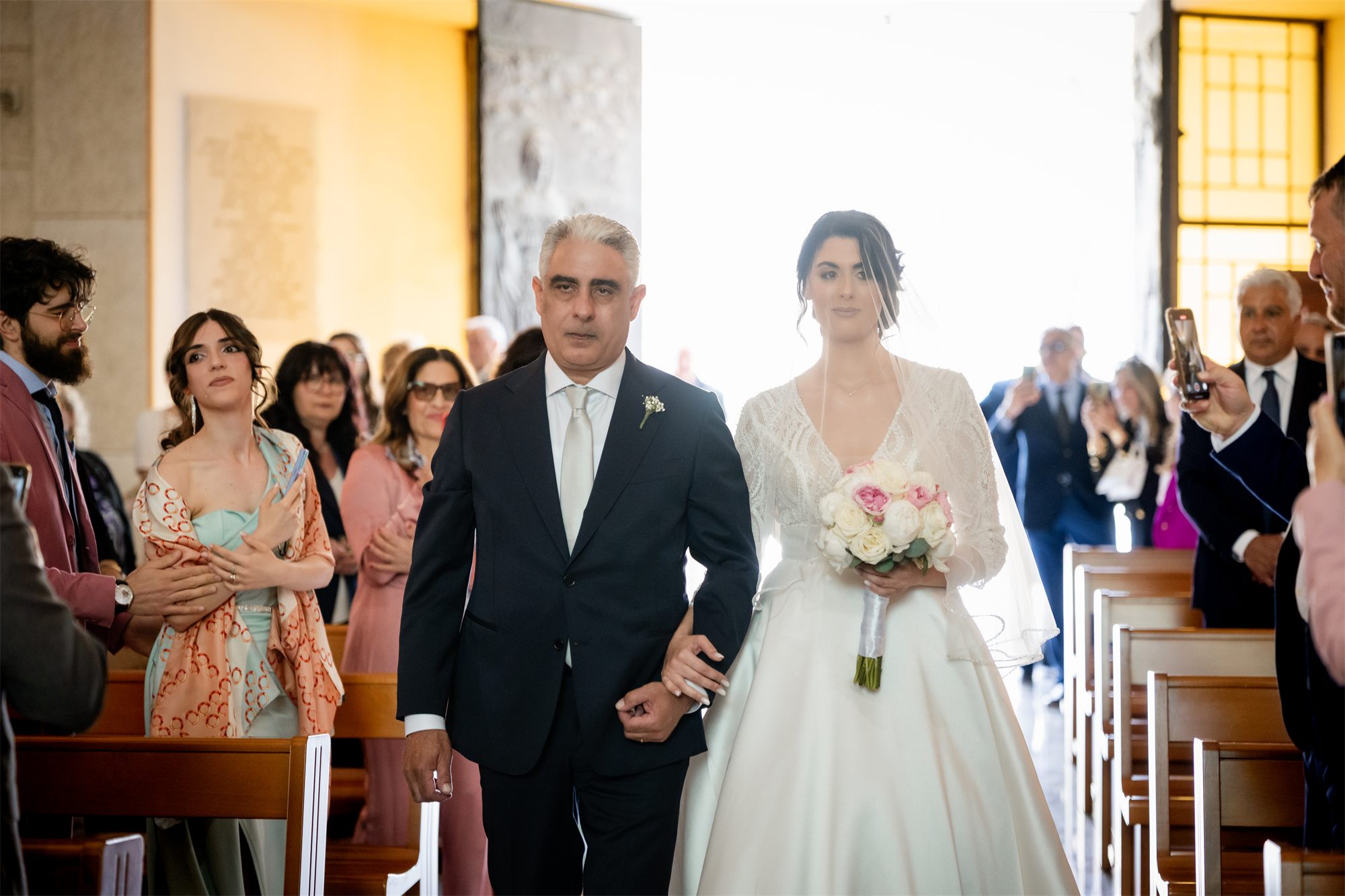 La sposa percorre la navata con il papà