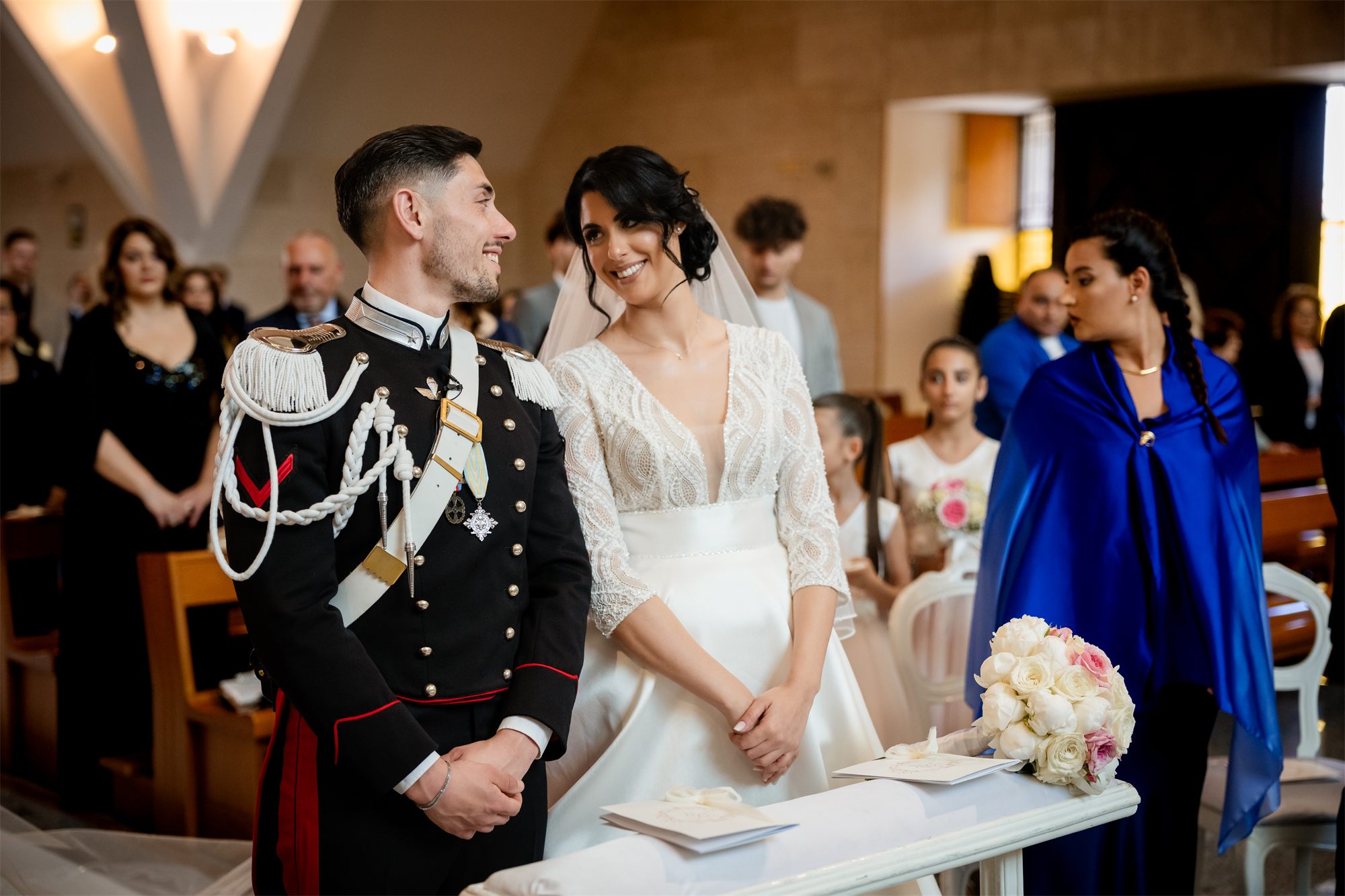 Gli sposi all'altare durante la celebrazione