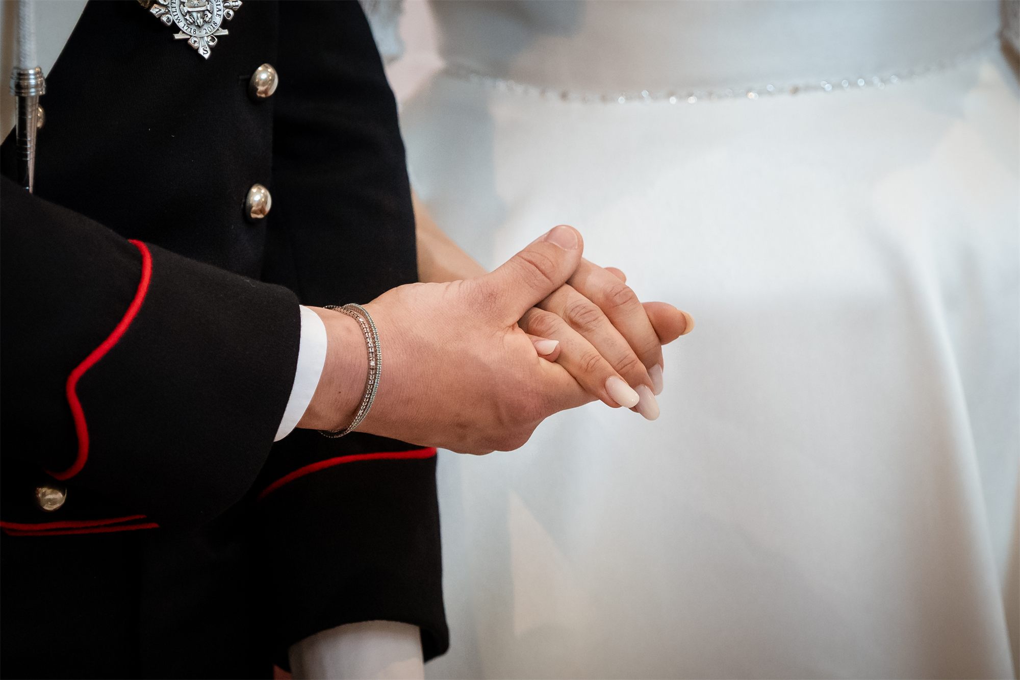 Le mani degli sposi unite durante la cerimonia